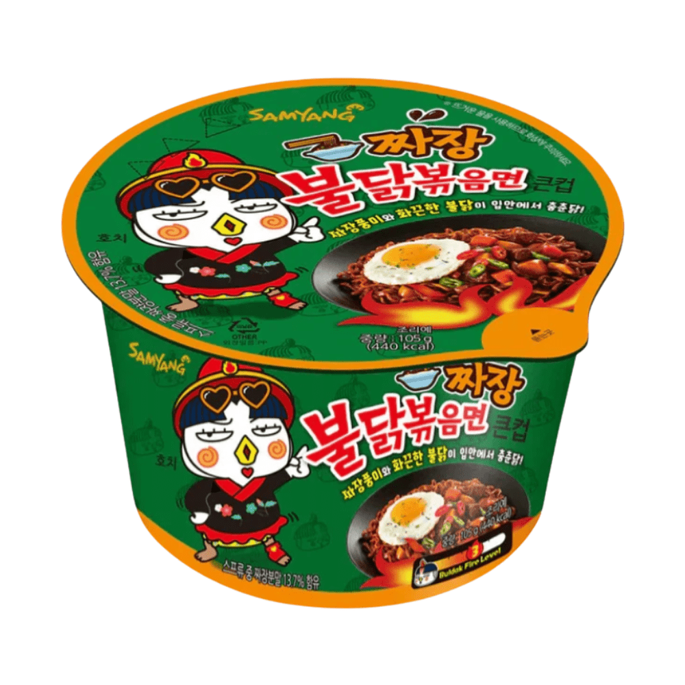 Vaso verde Samyang Buldak jjajang 105 g con huevo frito